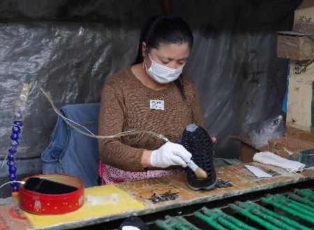 17 Brushing glue for outsole